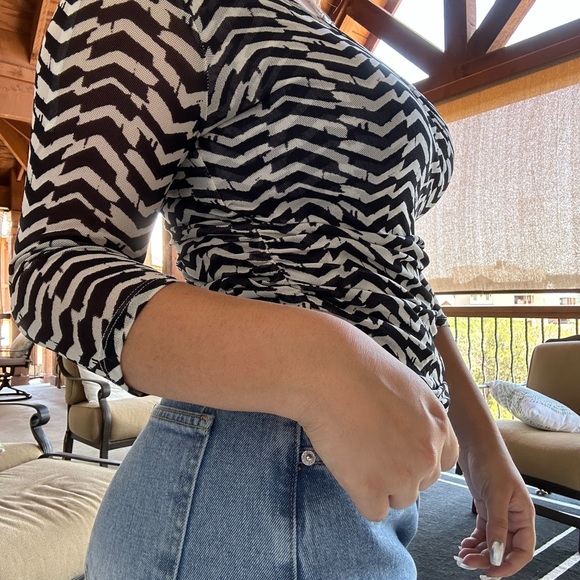 Kenneth Cole mesh shirt
only been worn a few time - Picture 2 of 3